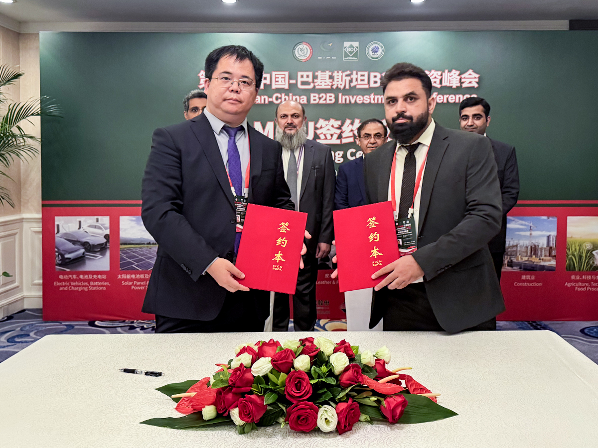 海杰亞“康博刀”首入巴基斯坦并完成裝機，巴總理見證“一帶一路”醫(yī)療合作成果